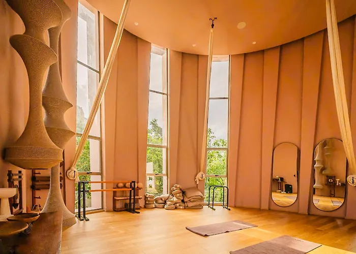 Divine 2br W Pool Gym Yoga Classes Restaurant *