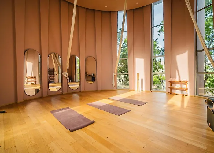 Divine 2br W Pool Gym Yoga Classes Restaurant *
